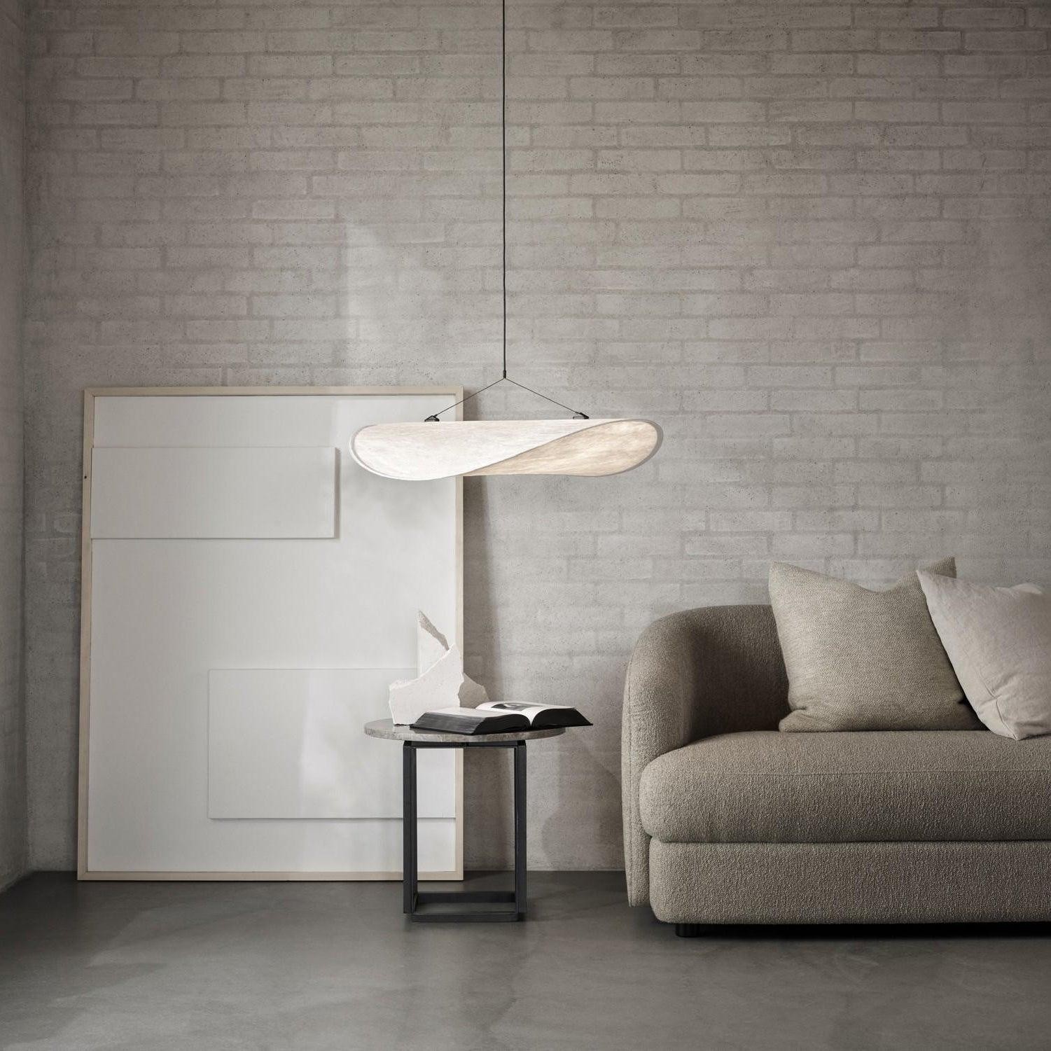 Lampa wisząca TENSE wyeksponowana nad stolikiem obok sofy