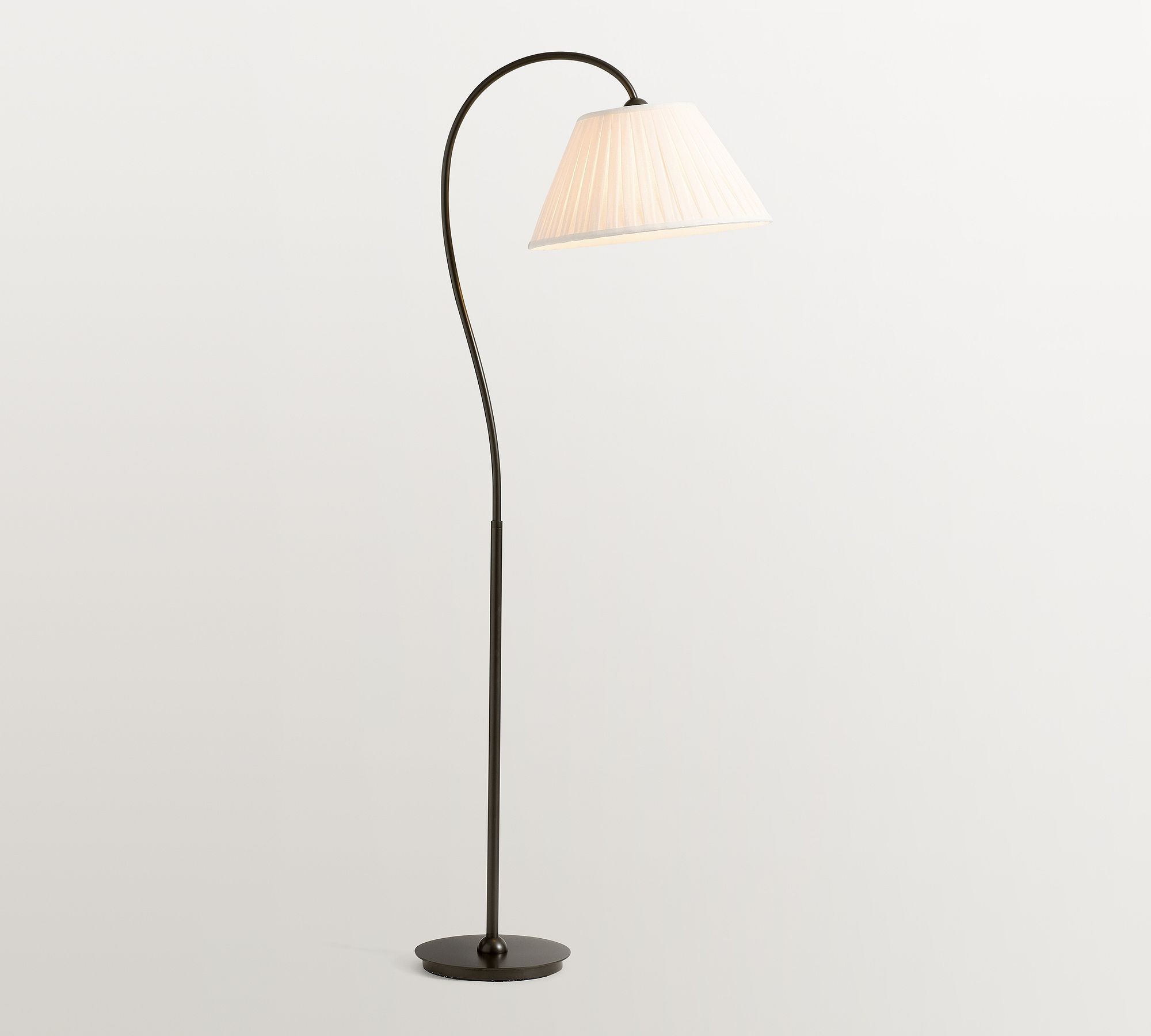 Pełna lampa podłogowa Luvora w opcji wykończenia w ciemniejszym brązie