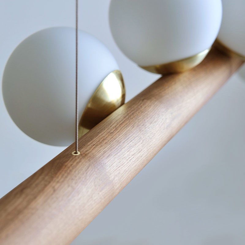 Lampa wisząca Dot Line z drewnianym drążkiem, szklaną kulą, zbliżeniem kabla i złącza