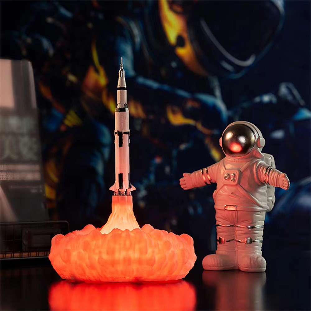 Lampa z motywem rakiety w scenie na blacie science-fiction