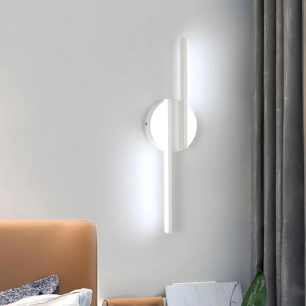 Aplique de pared vertical D788 de color blanco brillante para un dormitorio o sala de estar.