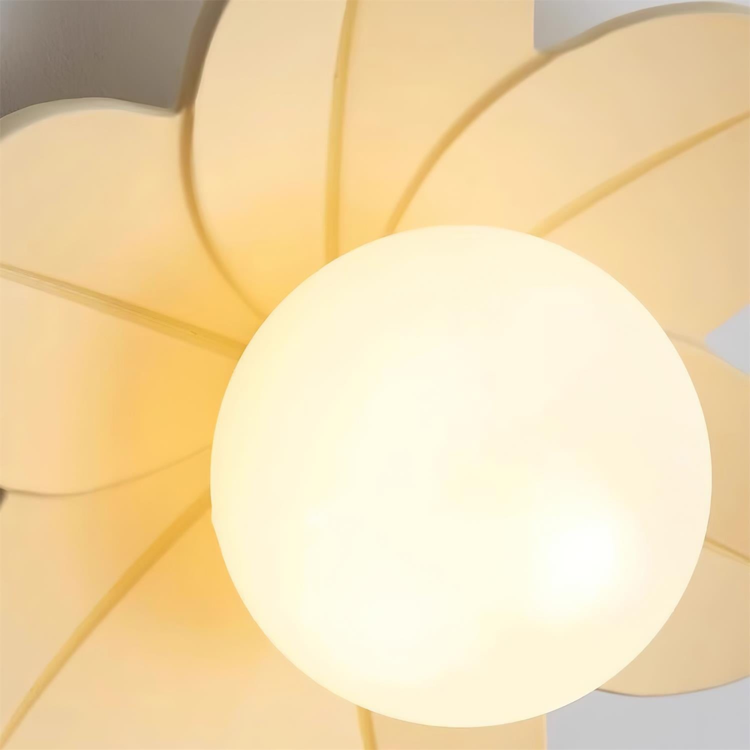 Details aus grünen Blütenblättern und beleuchtetem Globus