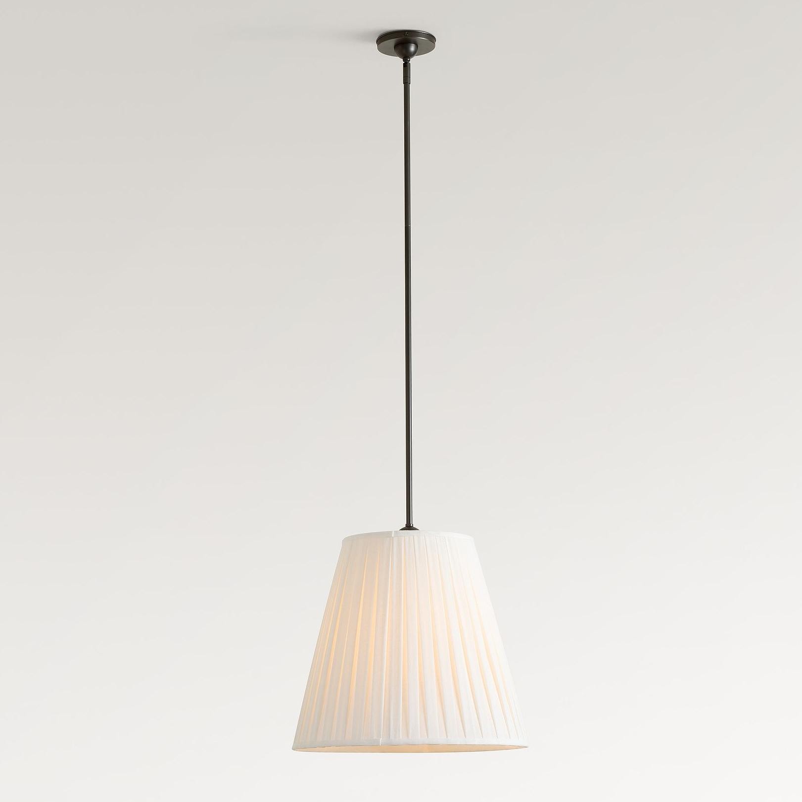 Lampa wisząca Luvora z plisowanym kloszem w kolorze kości słoniowej i ciemnym prętem na gładkim tle