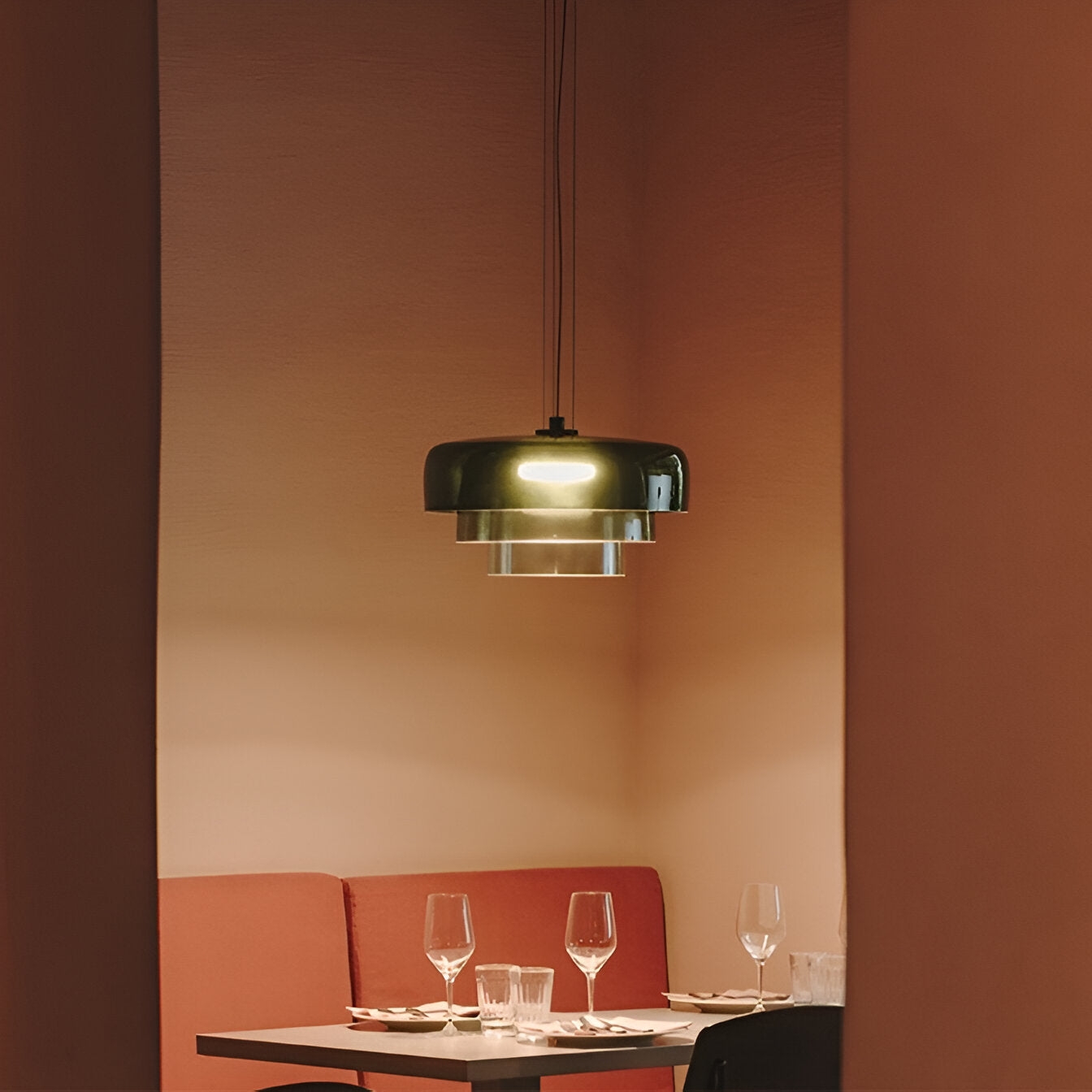 Lampa wisząca Nordic Celestial w ciepłym kąciku jadalnym