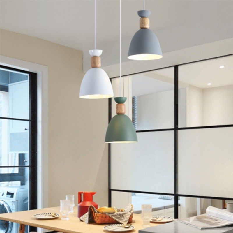 Luminaires suspendus BELL dans une cuisine-salle à manger moderne