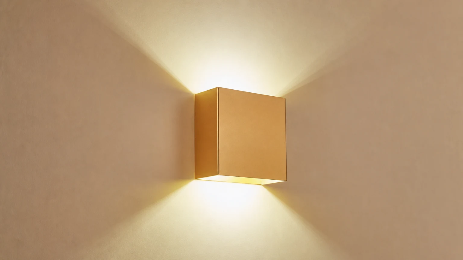 Cube LED-vegglampe montert på vegg med varmt opp- og nedlys