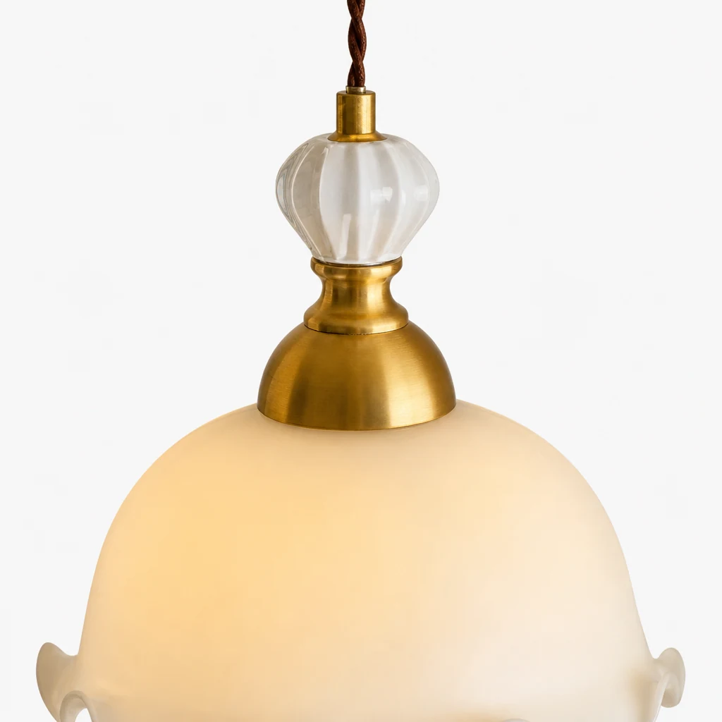 Detailaufnahme der eleganten Bud-Pendelleuchte aus Messing und Glas.
