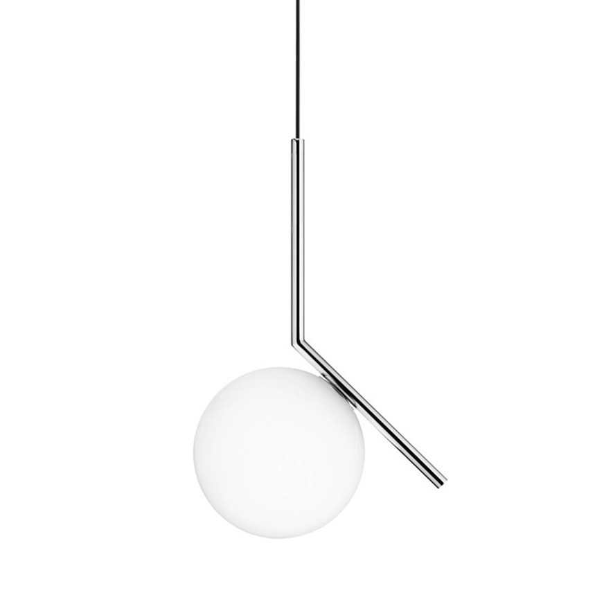Lampa wisząca w kształcie szklanej kuli z chromowanego wykończenia. Pełny widok produktu