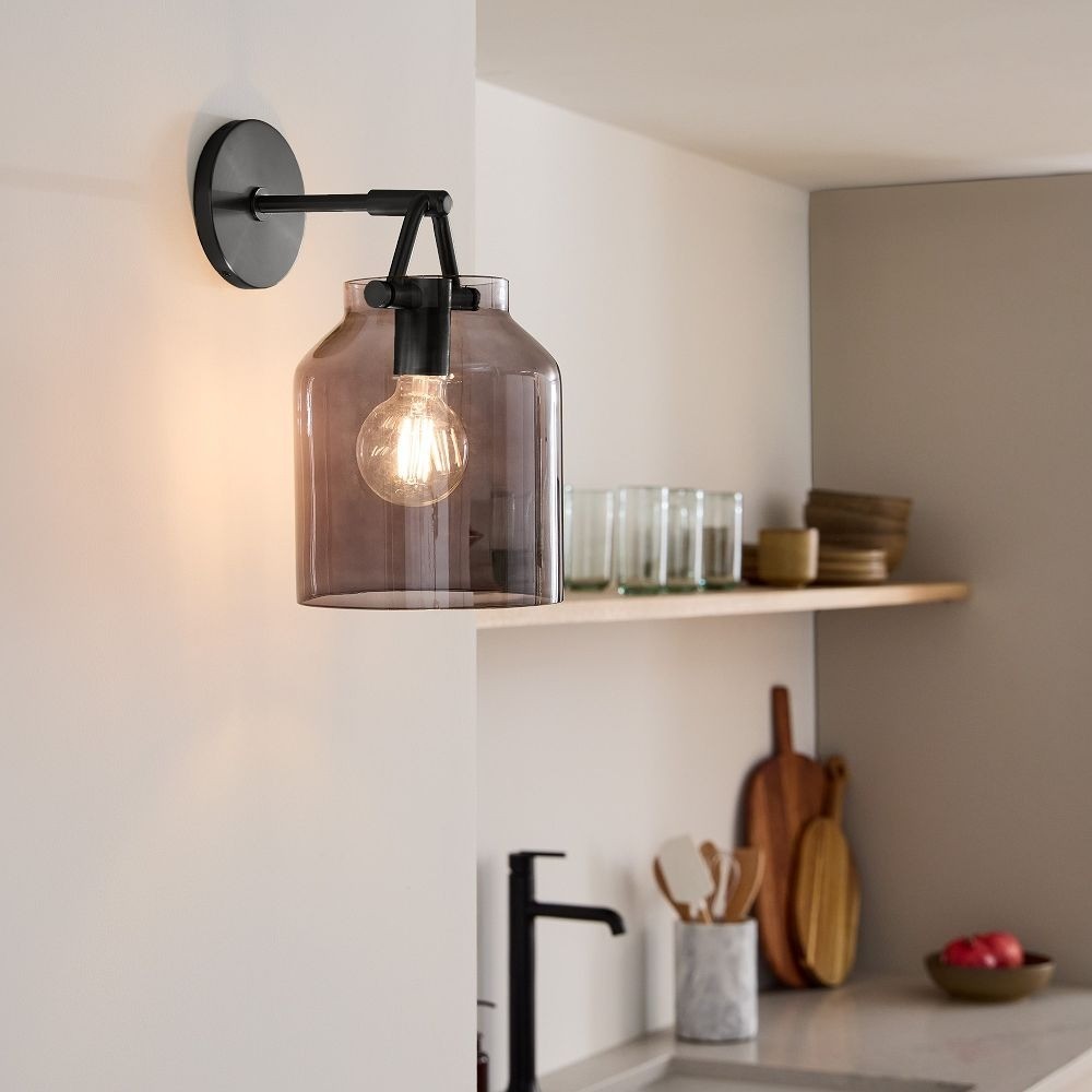 Aplique de pared Hanton en una escena interior que simula una cocina.
