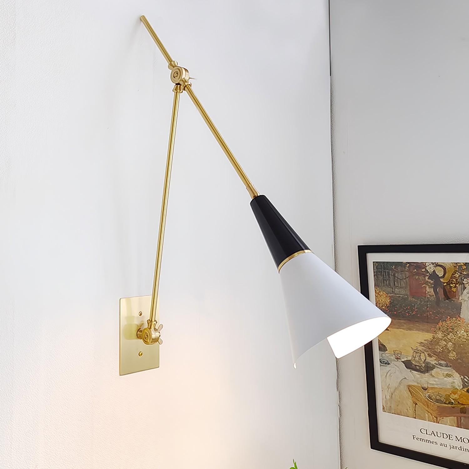 Lampada da parete installata in un ambiente interno.