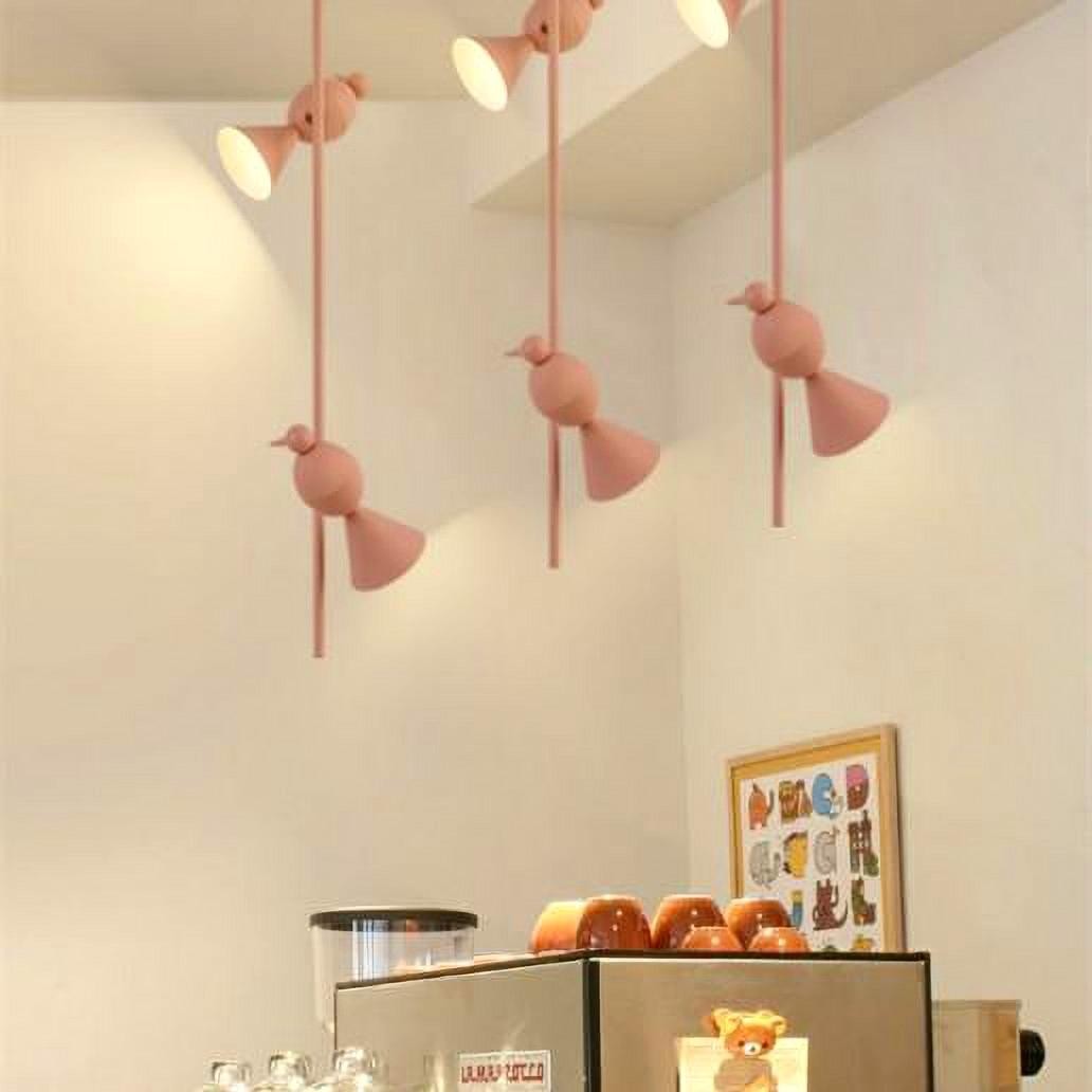 Lámparas colgantes con forma de pájaro atrapamoscas rosa en una habitación.
