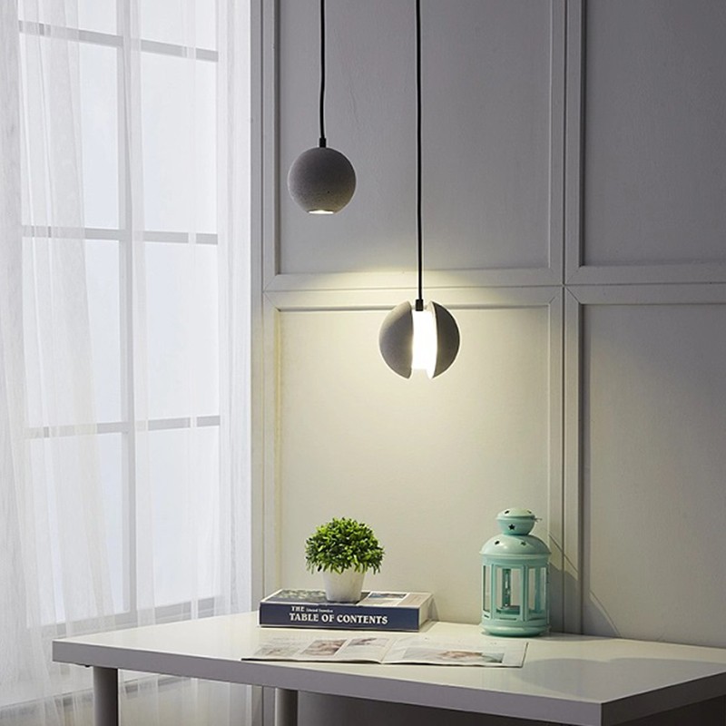 Lampy wiszące nad stołem przy oknie