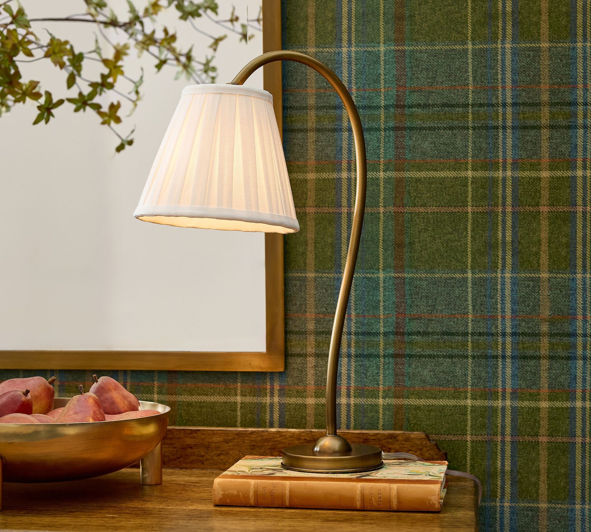 Lampa stołowa Luvora ze sceną na blacie wiejskiego domu z tłem ściany w kratę