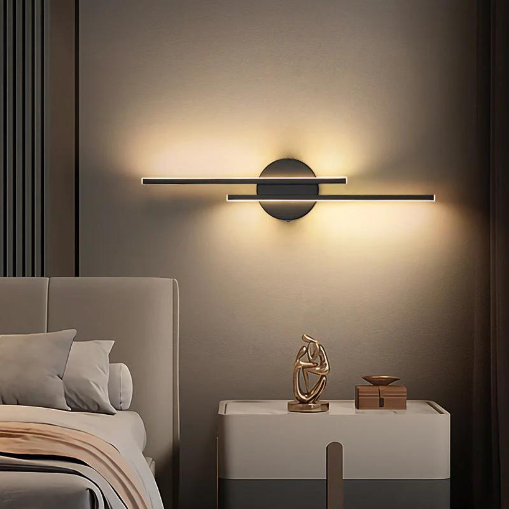 Aplique de pared horizontal negro D788 con retroiluminación cálida para dormitorio.