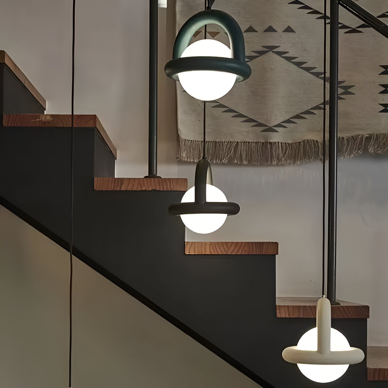Wiele lamp wiszących Nordic Cory zainstalowanych na różnych wysokościach przy schodach