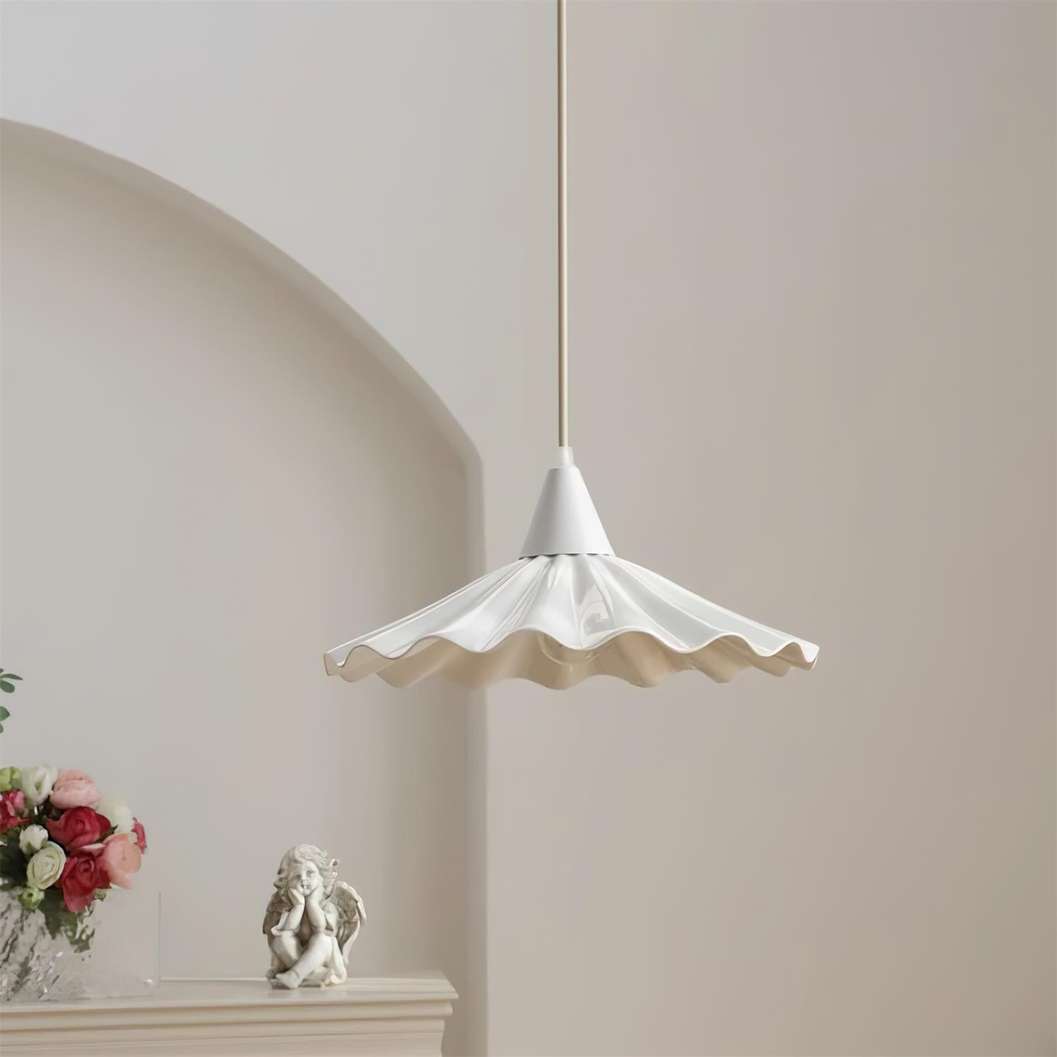 Die Pendelleuchte „Ruffles“ passt perfekt in ein sanft gestaltetes Interieur mit Kaminsims-Dekoration.