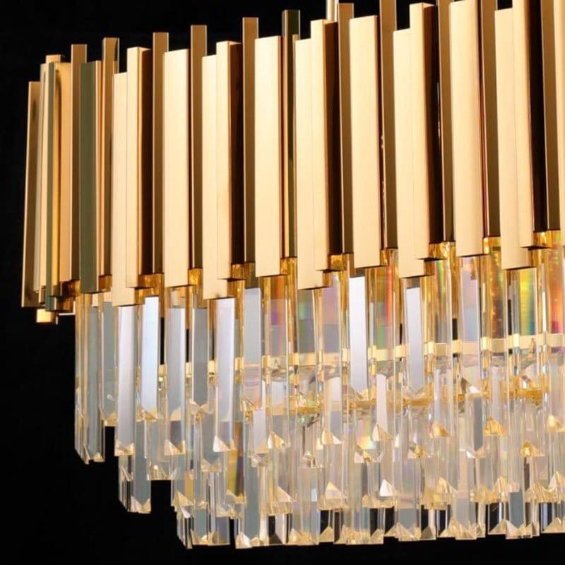 Primer plano de los tubos verticales dorados y los elementos de cristal de la lámpara de araña Luxury K9 Crystal.