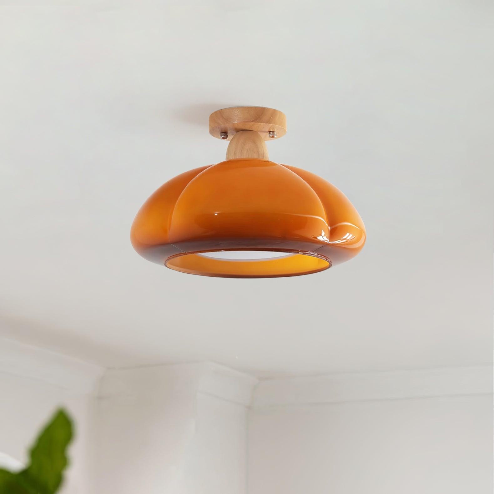Suspension en verre orange en forme de citrouille installée près du plafond