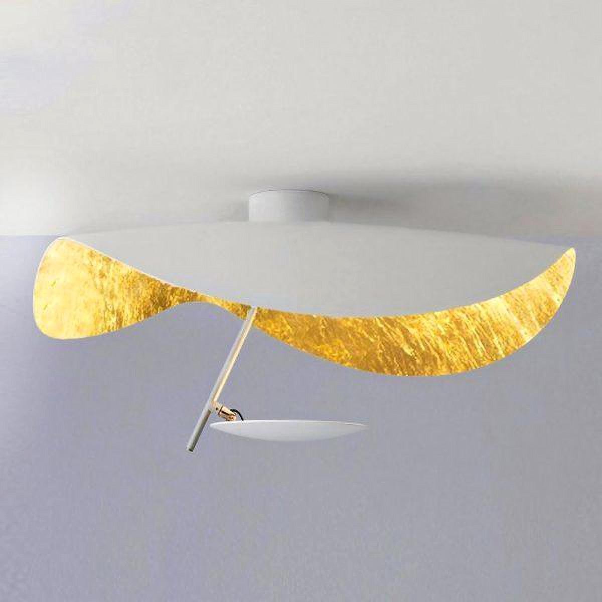 Gebogene Metalllampe mit goldfarbener Unterseite