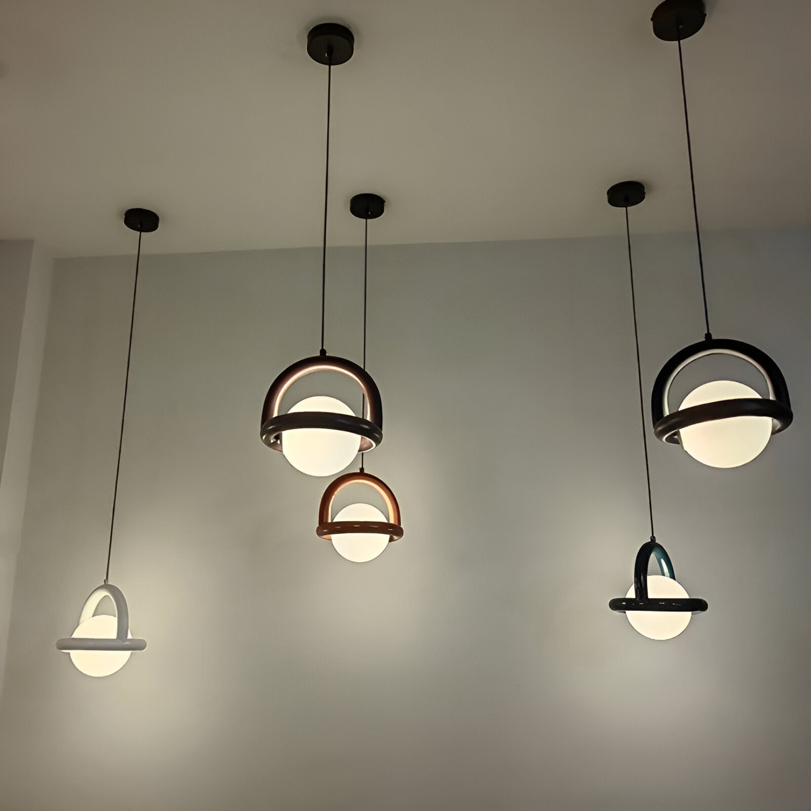 Lampy wiszące Nordic Cory w różnych kolorach montowane na suficie