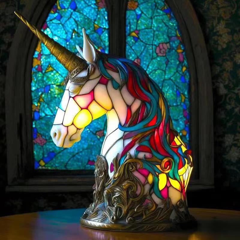 Lampe de table licorne en résine qui brille dans un intérieur décoratif