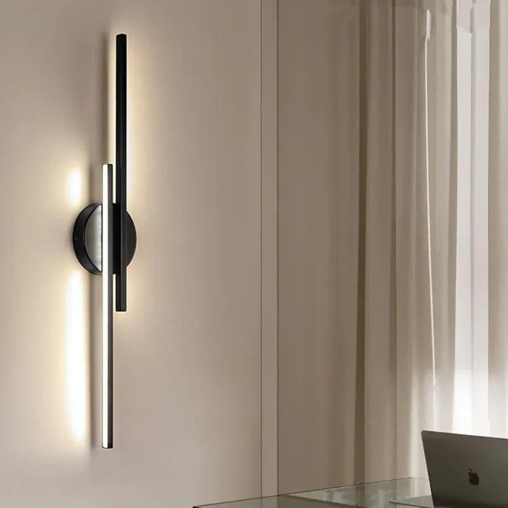 Aplique de pared vertical negro D788 instalado en un ambiente interior.