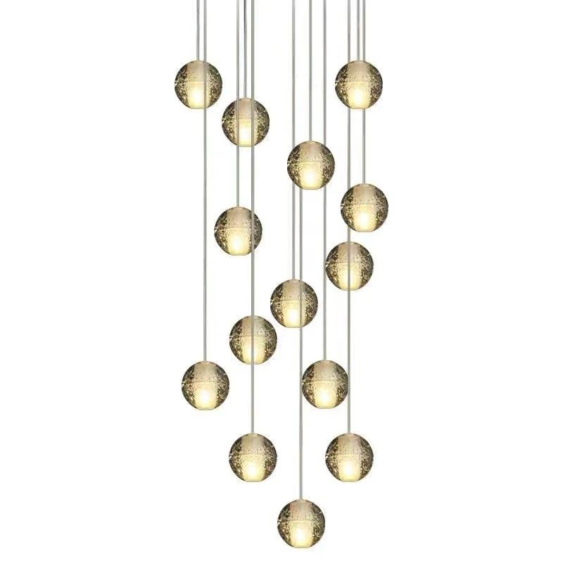 Vue complète isolée d'une suspension lumineuse en cristal à plusieurs globes