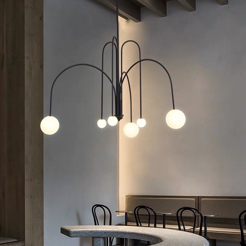 Czarna lampa wisząca Gran Finale nad jadalnią