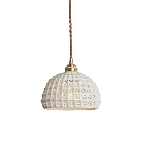 Ceramiczna lampa wisząca z białym koszem kwiatów. Zobacz produkt