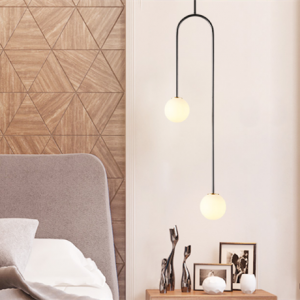 Lampada a sospensione STROBE ad alta e bassa intensità in un ambiente luminoso della camera da letto.