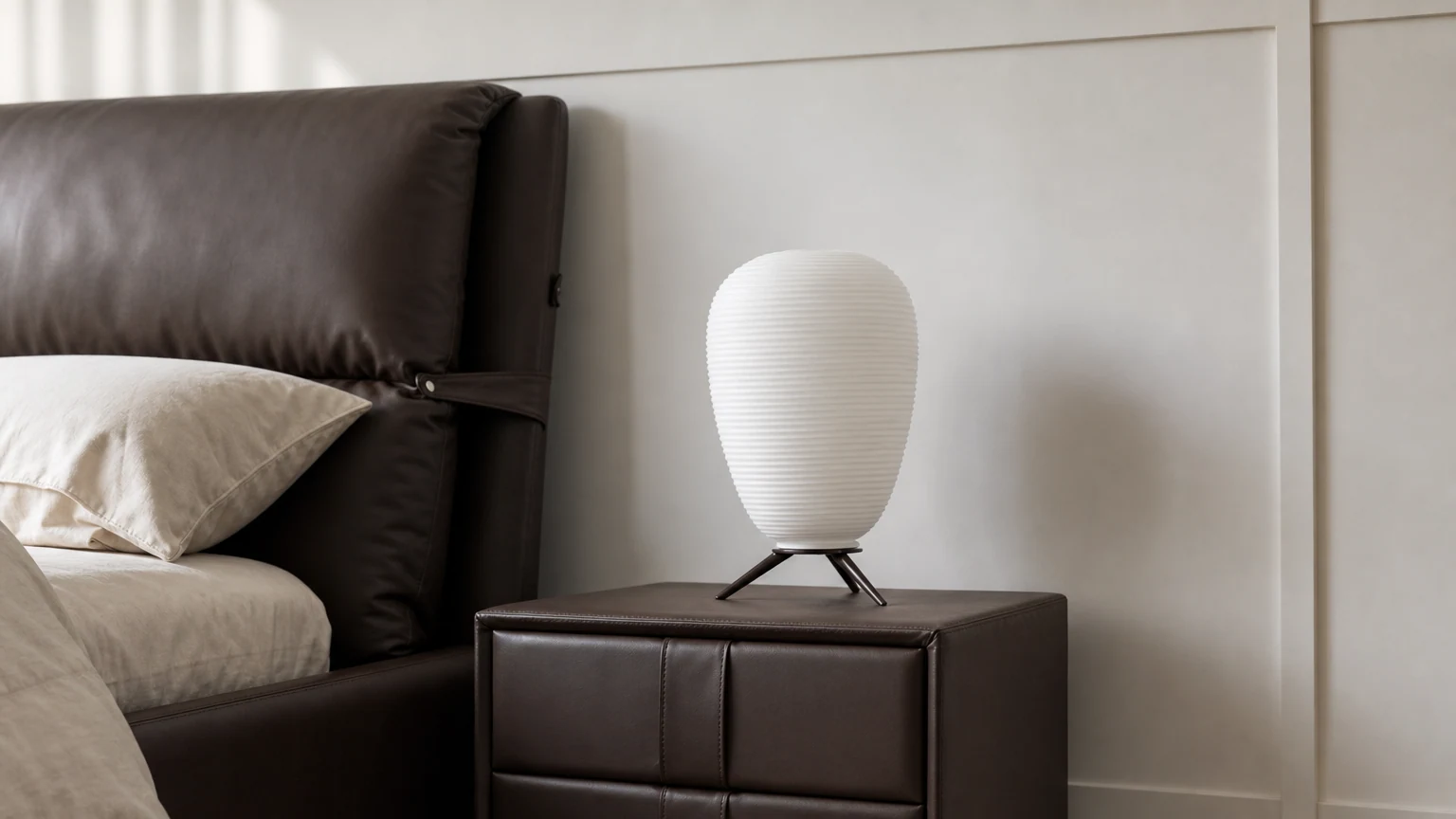 Lampada da tavolo bianca a treppiede S37 per camera da letto in una calda scena di camera da letto