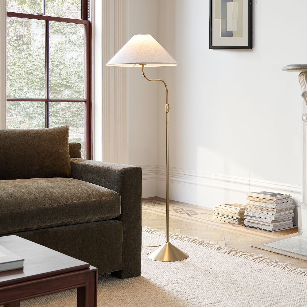 Fibura-Stehlampe neben einem Sofa in einem aufgeräumten Wohnzimmer