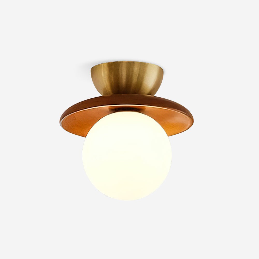 Vista aislada del cuenco de madera y la lámpara de techo con globo de cristal blanco.