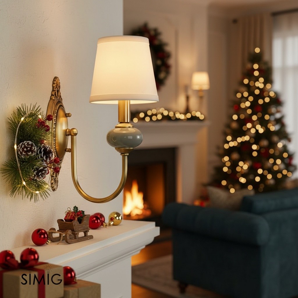 Aplique de pared Elaris de un solo brazo cerca de la chimenea y el árbol de Navidad.