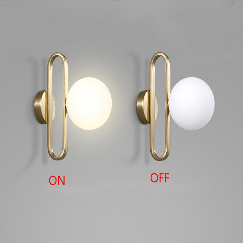 Lampa ścienna ENGILLA pokazana jako oświetlona i wyłączona