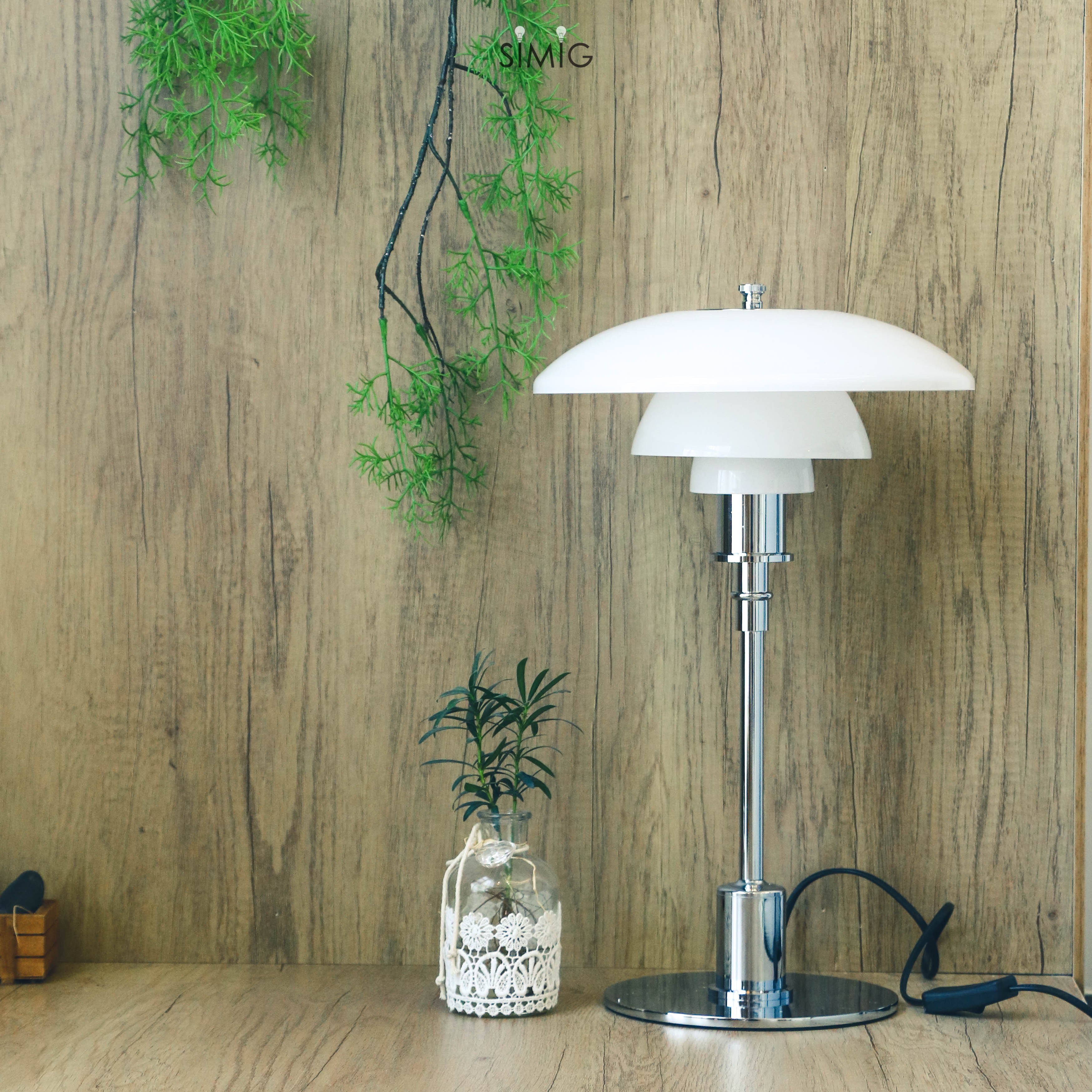 Lampa na stole pod drewnianą ścianą
