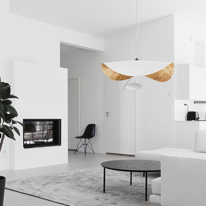 Modernes Wohnzimmer mit Pendelleuchte in einem hellen, weißen Interieur