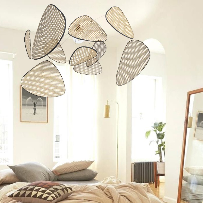 Rattanowa lampa wisząca eksponowana w dużych rozmiarach w sypialni i salonie