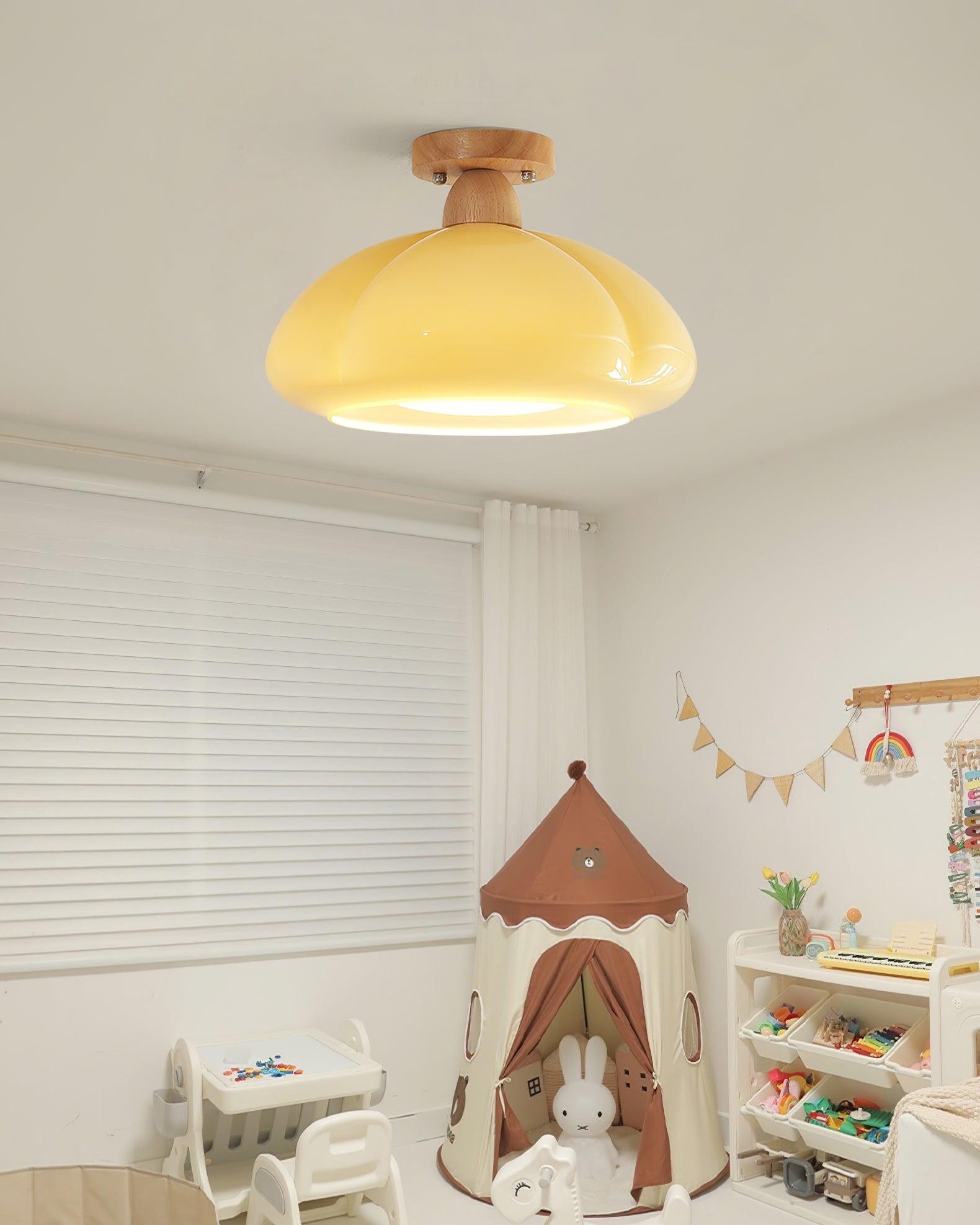 Suspension citrouille beige dans une pièce lumineuse