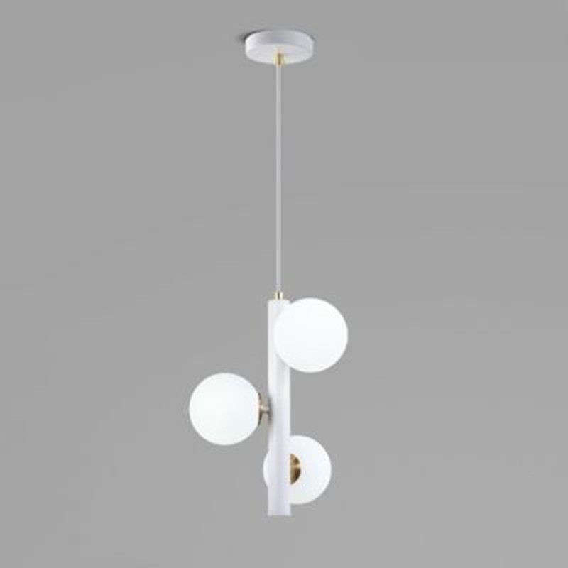 Lámpara colgante de tres bolas de cristal con acabado blanco