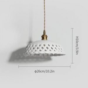 Lampadario a sospensione in ceramica traforata, dimensioni: diametro 26 cm x altezza 10 cm.