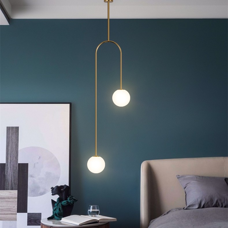 Lampadario a sospensione Gold STROBE ad alta e bassa altezza per camera da letto.