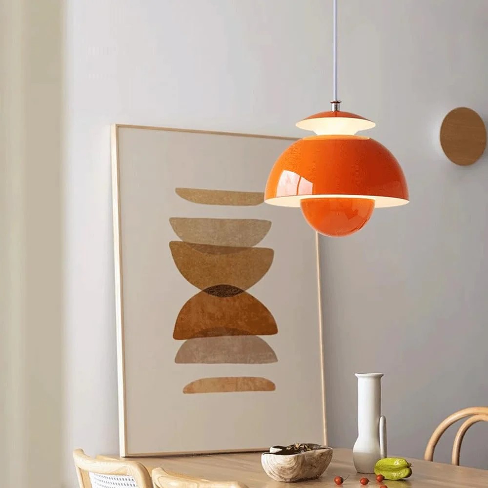 Orange S88-pendel installerad i ett inrett rum