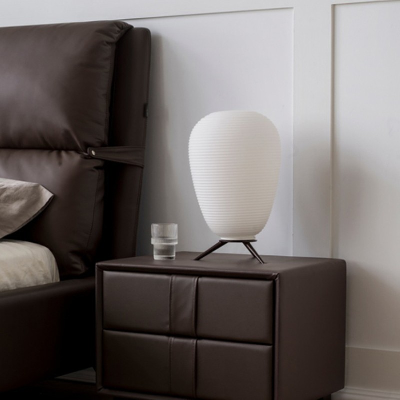 Lampada sul comodino in una scena di camera da letto