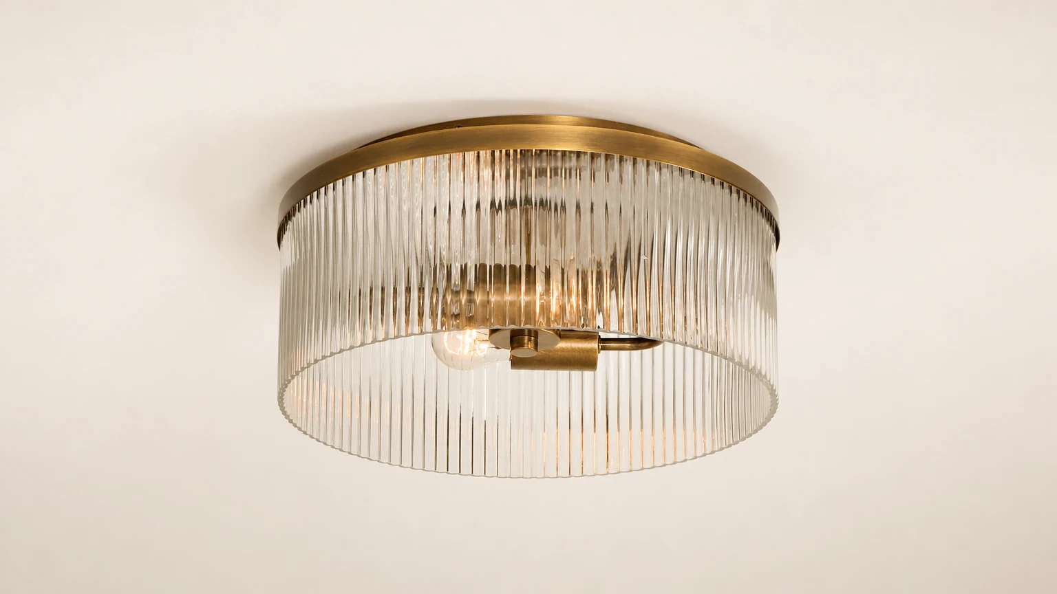 Lampa sufitowa Bravira z żebrowanego szkła do montażu podtynkowego w ciepłej scenerii wnętrza