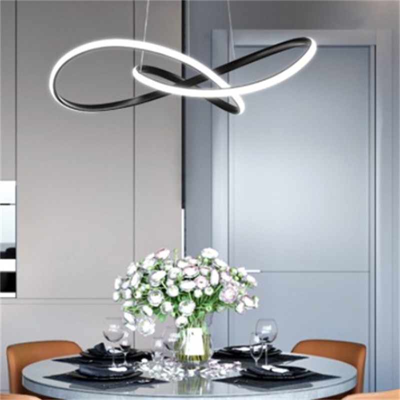 GRANDEUR-pendellampa i mörk finish ovanför ett dukat matbord