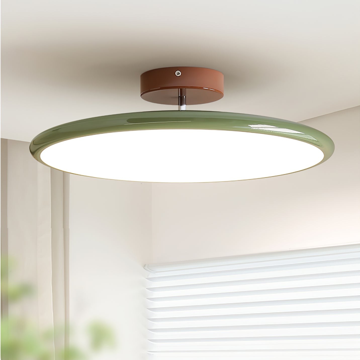 Variante con borde verde de la lámpara de techo de disco ajustable moderna M367 instalada en el techo.
