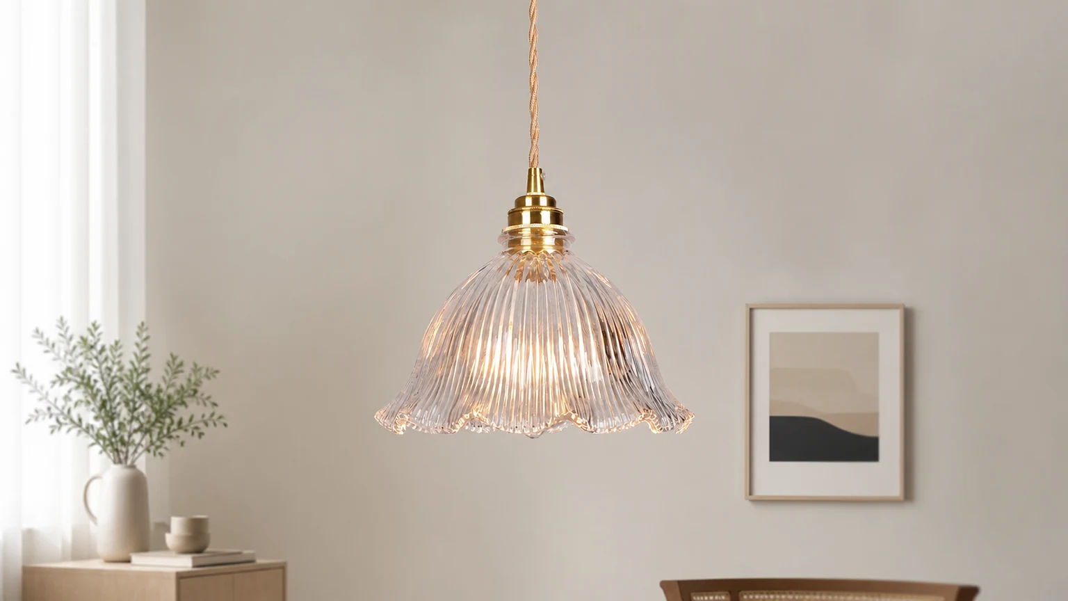 Lámpara colgante nórdica retro de cristal con forma de flor S44 en un ambiente interior cálido.