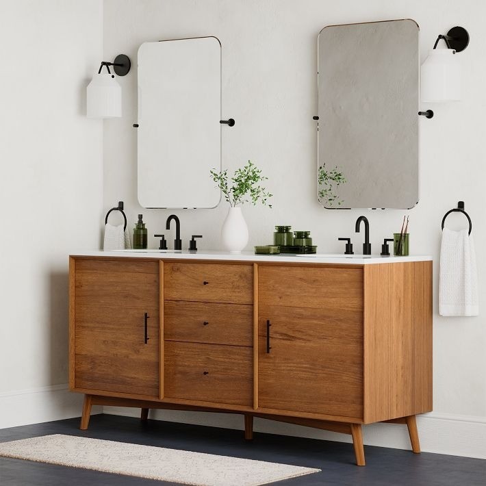 Varios apliques Hanton alrededor de los espejos del baño.