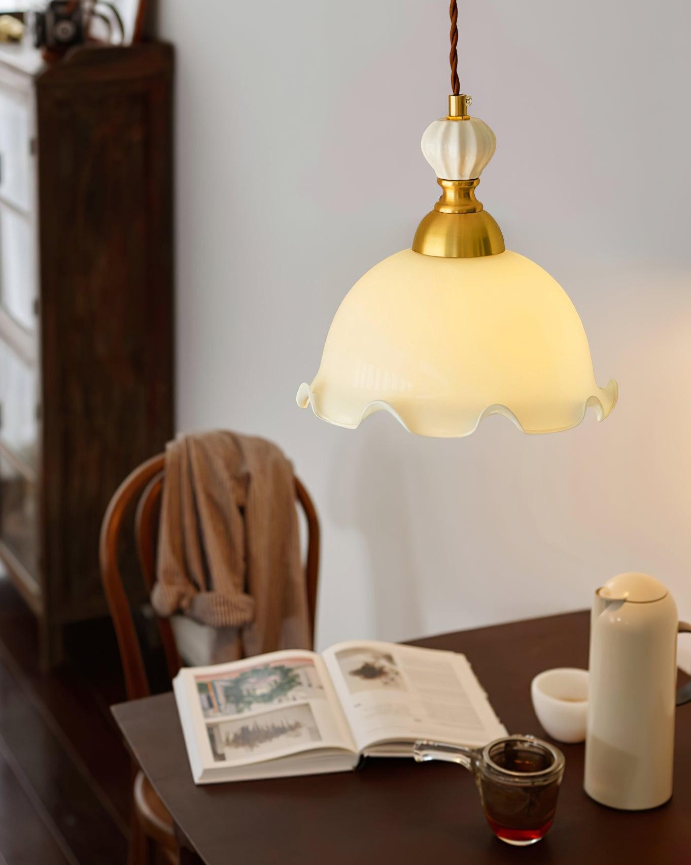 Elegante Bud-Pendelleuchte über einem Schreibtisch oder Tisch